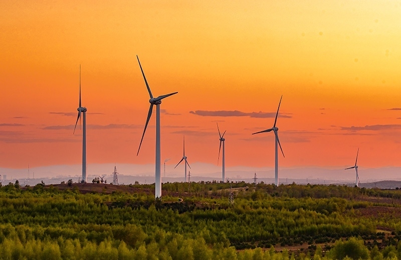 2023年5月23日清晨拍攝的內(nèi)蒙古興安盟烏蘭浩特市呼和馬場風(fēng)力光伏發(fā)電場內(nèi)的風(fēng)機。