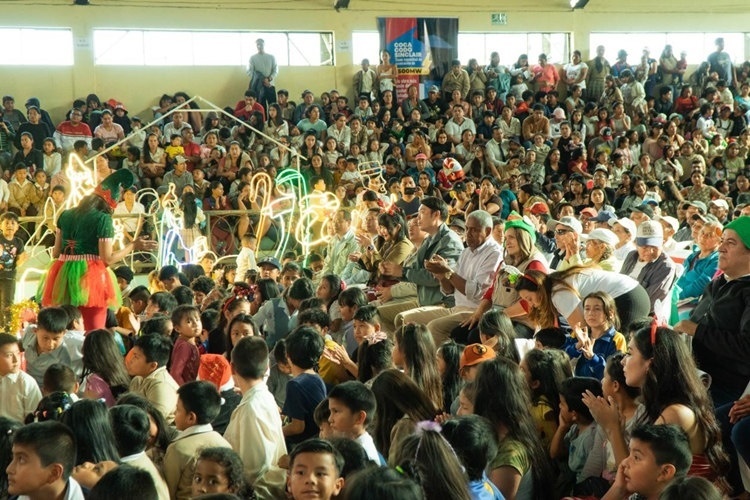 捐贈儀式在埃爾查科市中心的體育館舉行。中國電建厄瓜多爾代表處提供圖
