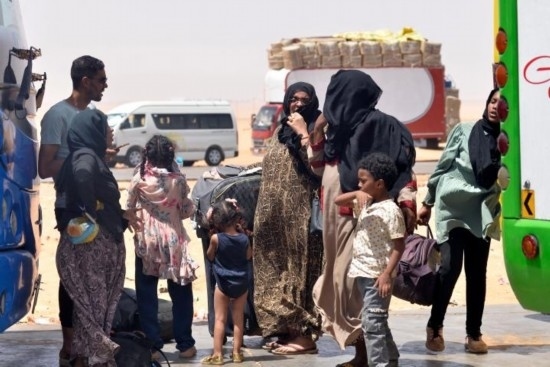  2023年4月27日，在埃及南部與蘇丹交界的阿爾根邊境口岸，人們離開蘇丹進入埃及境內(nèi)。新華社發(fā)（拉德萬攝）