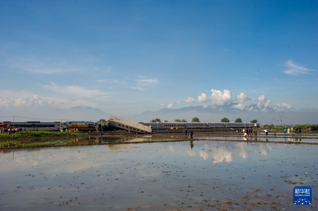 ?這是1月5日在印度尼西亞西爪哇省拍攝的列車相撞事故現(xiàn)場。新華社發(fā)（塞提安賈爾攝）