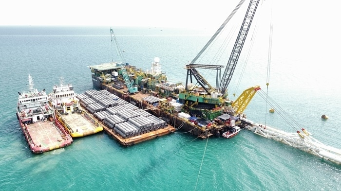 印尼拉維拉維項(xiàng)目52英寸海管拖拉頭準(zhǔn)確抵達(dá)登陸點(diǎn)。主辦方供圖