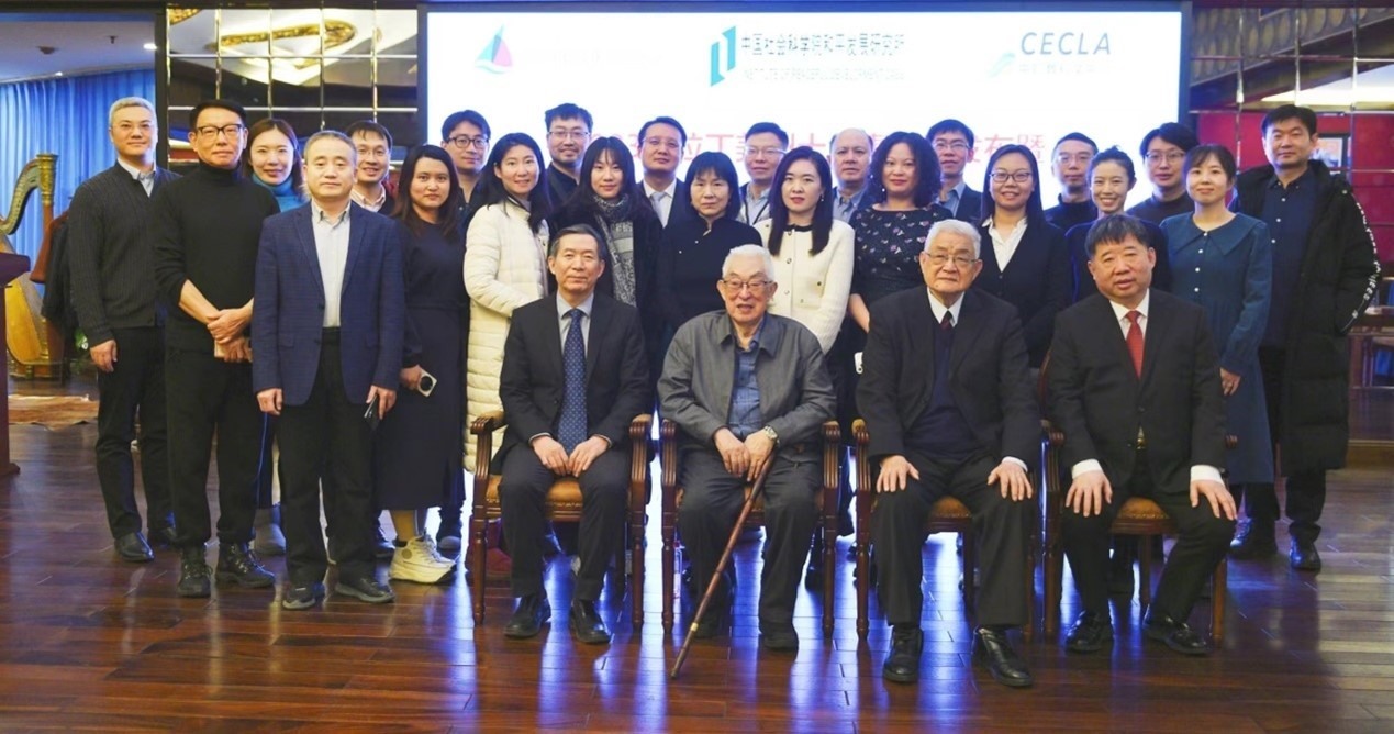 與會(huì)專家學(xué)者舉行合影。主辦方供圖