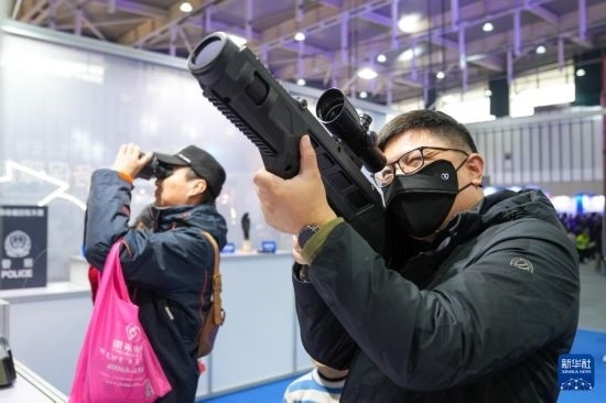1月6日，觀眾在警營(yíng)開放周活動(dòng)現(xiàn)場(chǎng)體驗(yàn)警用激光炫目槍。