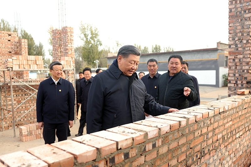 2023年11月10日，習近平總書記在河北保定涿州市刁窩鎮(zhèn)萬全莊村房屋重建施工現(xiàn)場考察。