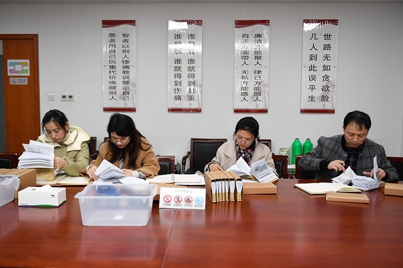 2020年1月8日，浙江寧波市北侖區(qū)紀委工作人員在檢查北侖區(qū)大數(shù)據(jù)發(fā)展管理中心2019年的公款消費票據(jù)，查找是否存在違規(guī)問題。