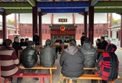  圖③：庭審在謝氏祠堂內(nèi)進(jìn)行。