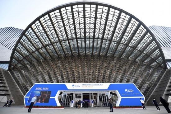 2023年10月30日，參會(huì)嘉賓步入長沙國際會(huì)議中心。當(dāng)日，以“全球發(fā)展 共享安全”為主題的博鰲亞洲論壇全球經(jīng)濟(jì)發(fā)展與安全論壇第二屆大會(huì)在湖南長沙開幕。新華社記者 陳振海 攝