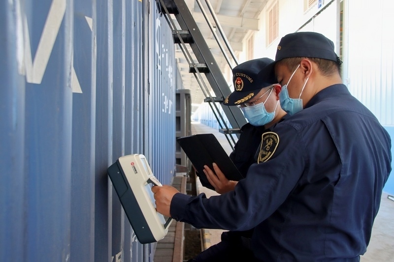 海關(guān)關(guān)員使用手持式輻射探測儀對中老鐵路入境貨物進行檢測。張釋巍攝