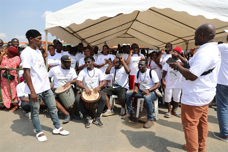 當(dāng)?shù)孛癖姂c祝通車。中建國(guó)際中西非公司供圖。