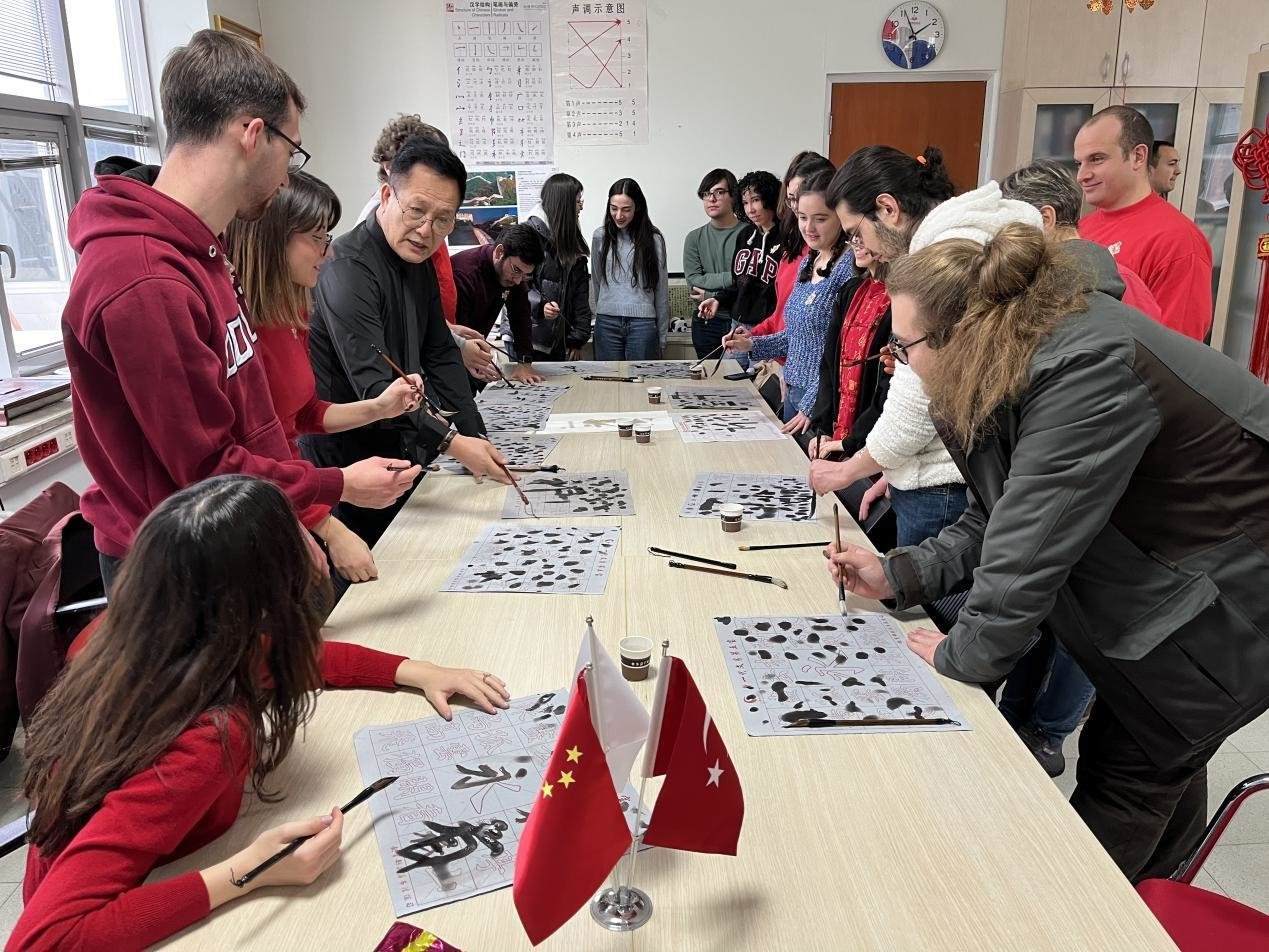 學生體驗書法。中東技術大學孔院供圖