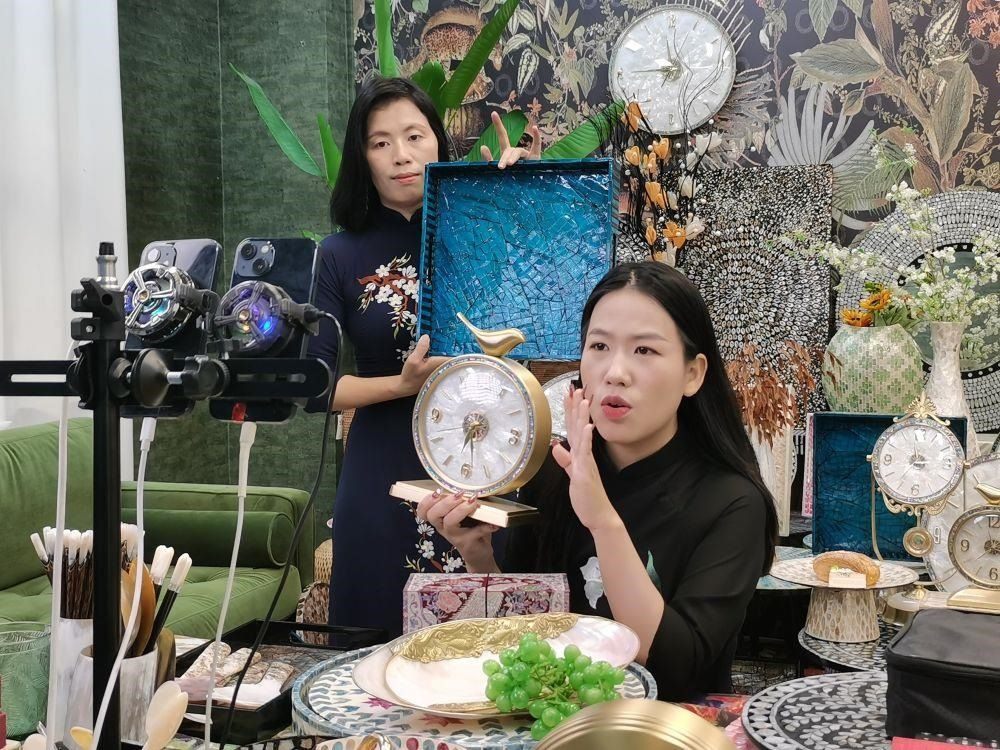 △在廣西防城港東興市一個(gè)電商直播間里，主播在進(jìn)行活動(dòng)推介。