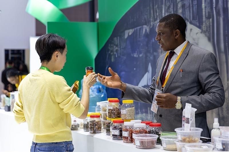 △2023年11月7日，在進(jìn)博會(huì)國(guó)家館尼日利亞館，展商介紹尼日利亞產(chǎn)品。