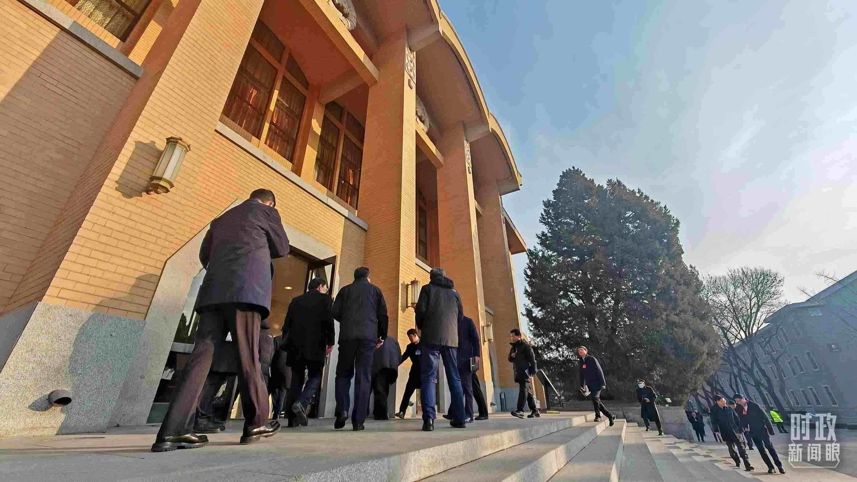 △省部級主要領(lǐng)導(dǎo)干部推動金融高質(zhì)量發(fā)展專題研討班的學(xué)員們正在進入會場。（總臺央視記者王策拍攝）