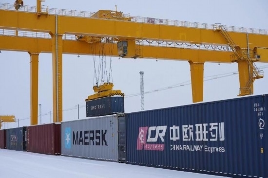 霍爾果斯口岸鐵路換裝場內(nèi)正在進(jìn)行集裝箱換裝作業(yè)。（受訪單位供圖）