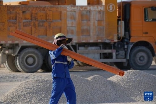 1月18日，工作人員在瑙魯艾沃港碼頭升級(jí)改造項(xiàng)目工地工作。新華社記者 王申 攝