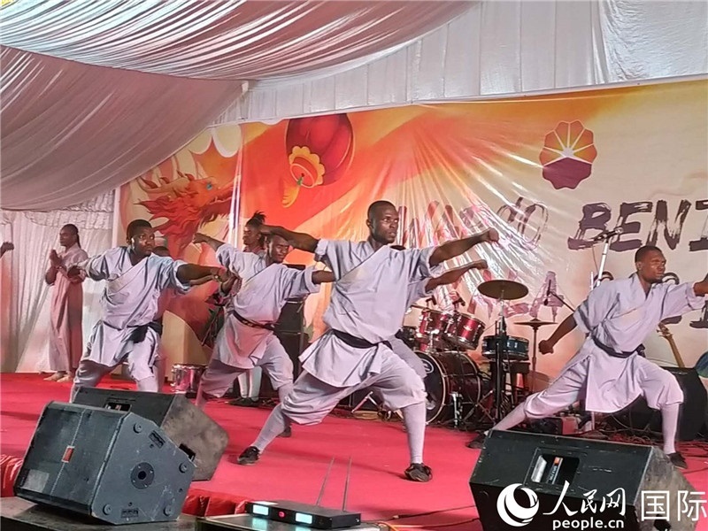 貝寧中國(guó)文化中心武術(shù)隊(duì)在進(jìn)行表演。人民網(wǎng)記者 黃培昭攝