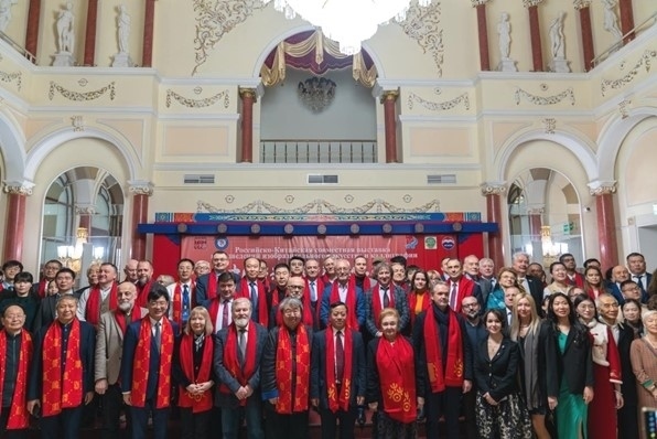 中俄書(shū)法美術(shù)作品聯(lián)展與會(huì)來(lái)賓共同合影留念。駐俄羅斯使館供圖