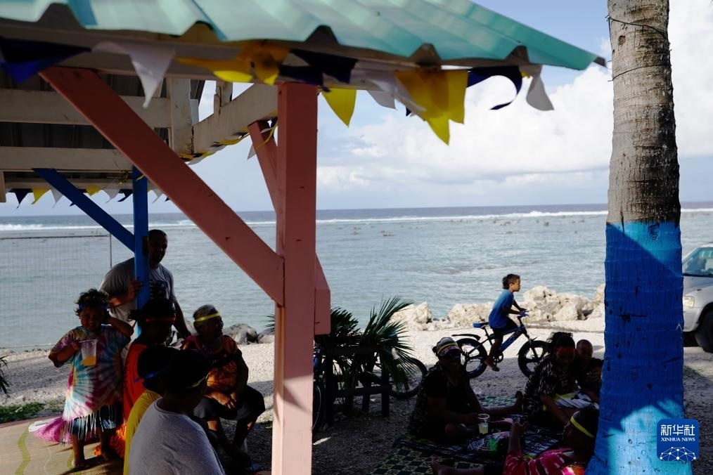 1月20日，當(dāng)?shù)厝嗽阼斠惶幒┬蓍e娛樂。新華社記者 王申 攝