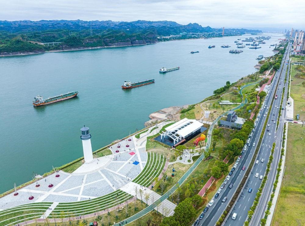 △湖北宜昌市濱江公園燈塔廣場(chǎng)。該廣場(chǎng)是在實(shí)施岸線復(fù)綠等綜合措施后，由老舊碼頭改造而成。