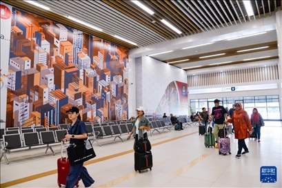 1月24日，在印度尼西亞雅加達(dá)哈利姆站，乘客在候車大廳內(nèi)行走。新華社記者 徐欽 攝