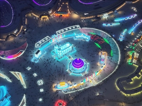 這是2023年12月27日在哈爾濱冰雪大世界拍攝的以巴黎圣母院和北京天壇為核心的冰建景觀群。