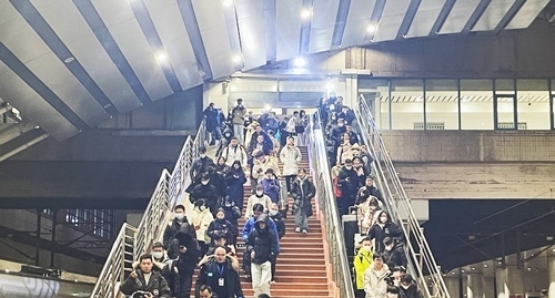 2024年鐵路春運(yùn)今日啟動(dòng)，旅客進(jìn)入站臺(tái)準(zhǔn)備乘車。人民網(wǎng)記者 喬雪峰攝