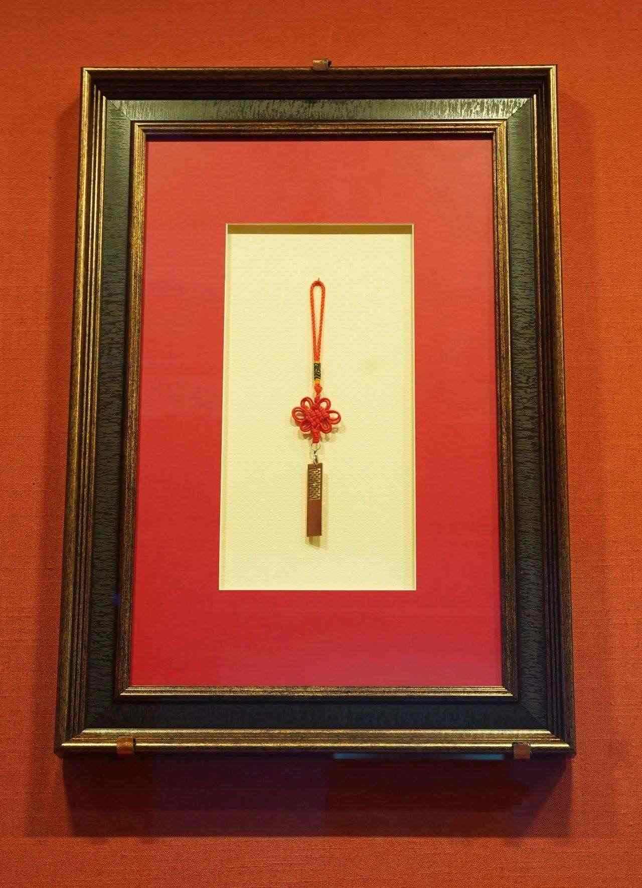 2017年5月，時任肯尼亞總統(tǒng)烏胡魯·肯雅塔贈送習(xí)近平主席的蒙內(nèi)鐵路紀念U盤。