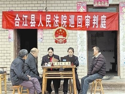 圖②：巡回審理現(xiàn)場。