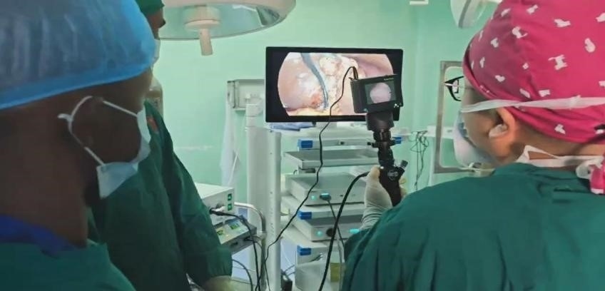 吳巍醫(yī)生（右一）在開展雙鏡聯(lián)合手術。中國援桑醫(yī)療隊供圖