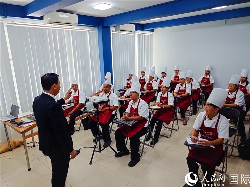 教師向?qū)W員授課。人民網(wǎng)記者 謝佳君攝