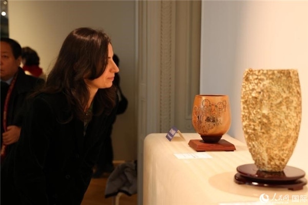 嘉賓和公眾參觀“絲路瓷行”——中國景德鎮(zhèn)陶瓷文化特展。人民網(wǎng)記者 尚凱元攝