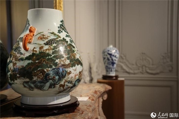 嘉賓和公眾參觀“絲路瓷行”——中國景德鎮(zhèn)陶瓷文化特展。人民網(wǎng)記者 尚凱元攝