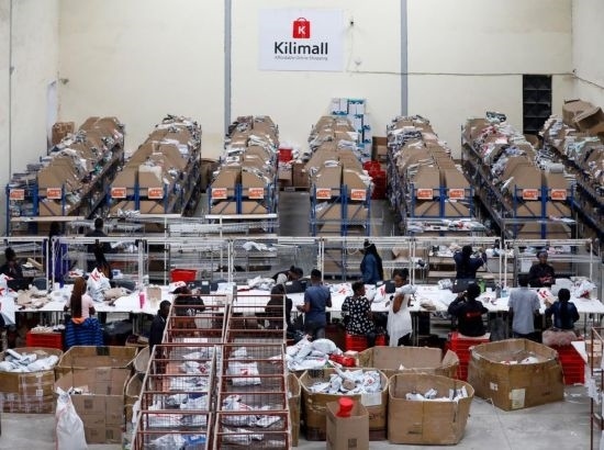 2023年11月11日，在肯尼亞姆洛隆戈，Kilimall員工在倉庫內(nèi)工作。新華社記者 李亞輝 攝