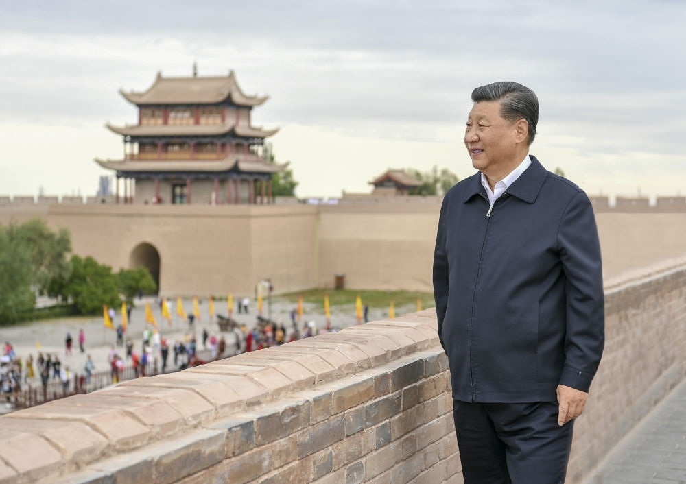 2019年8月20日上午，習(xí)近平來(lái)到嘉峪關(guān)關(guān)城，登上城樓察看關(guān)城整體面貌，聽(tīng)取河西走廊長(zhǎng)城、關(guān)隘歷史文化情況介紹。新華社記者 謝環(huán)馳 攝