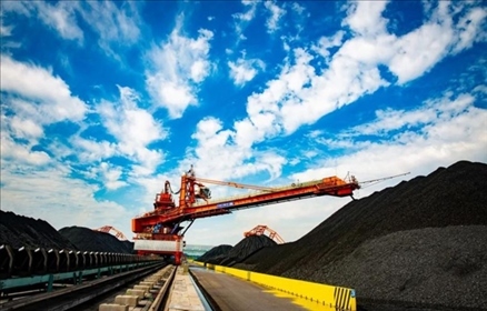 國家能源集團黃驊港煤堆場堆料機正在作業(yè)。受訪者供圖