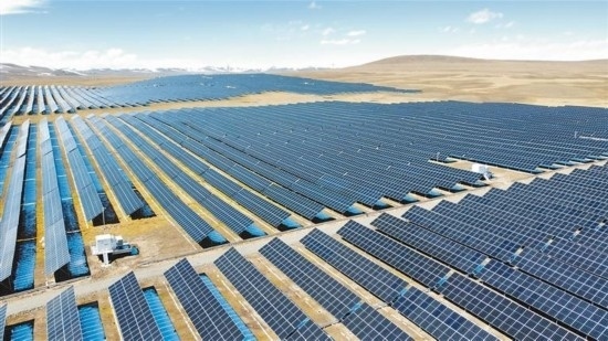 西藏華電色尼區(qū)12萬千瓦光伏發(fā)電項目電力保供項目航拍。趙書彬攝