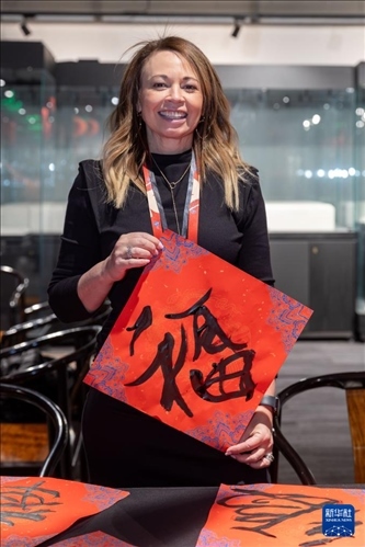 1月28日，在上海豫園舉行的民俗活動(dòng)上，美國(guó)馬斯卡廷初中校長(zhǎng)珍妮弗·李·弗里德利展示自己寫(xiě)下的“福”字。 新華社記者 王翔 攝