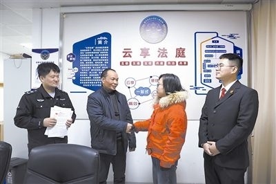  圖②：雙方當(dāng)事人達(dá)成調(diào)解協(xié)議，握手言和。