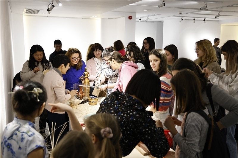 羅馬尼亞觀眾體驗(yàn)安溪竹藤編技藝。 布加勒斯特中國(guó)文化中心供圖