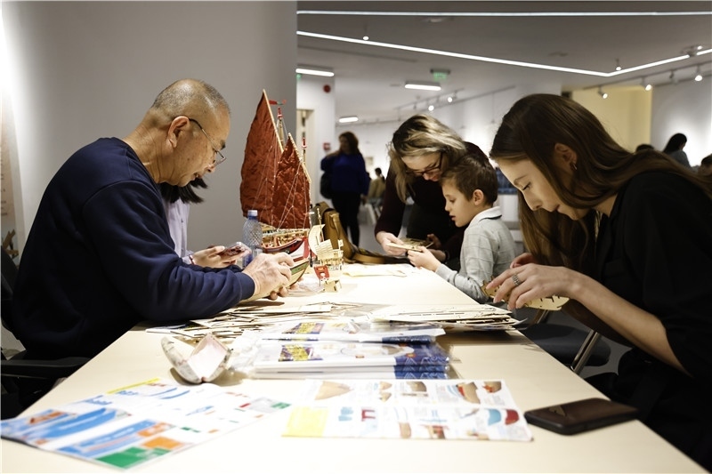 中國(guó)泉州非遺大師現(xiàn)場(chǎng)指導(dǎo)制作水密隔艙福船制造技藝。 布加勒斯特中國(guó)文化中心供圖