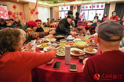 老人們享用公益年夜飯。人民網(wǎng)記者 葉賓得攝