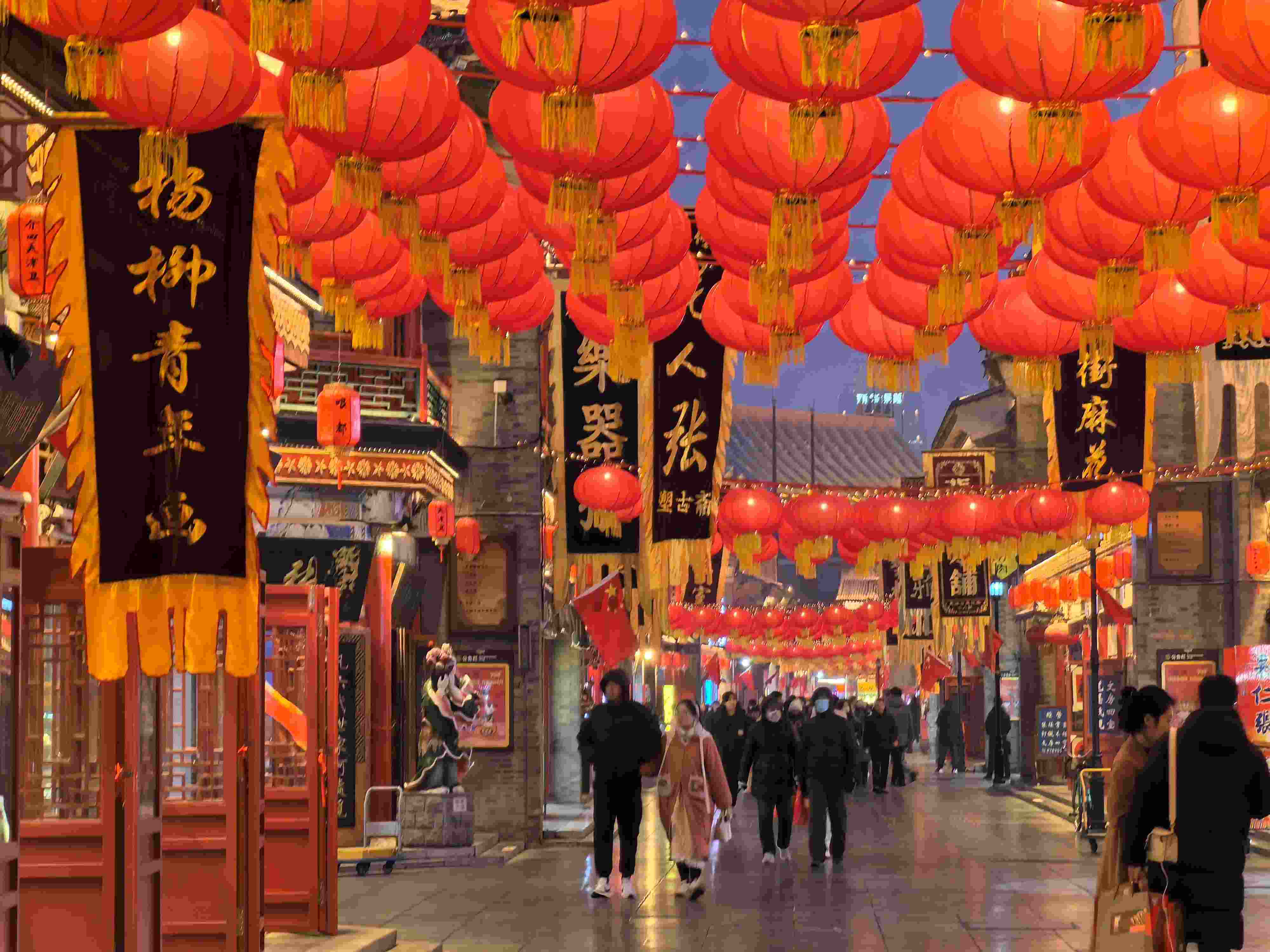 △春節(jié)臨近，古文化街上年味兒漸濃。（總臺央廣記者潘毅拍攝）