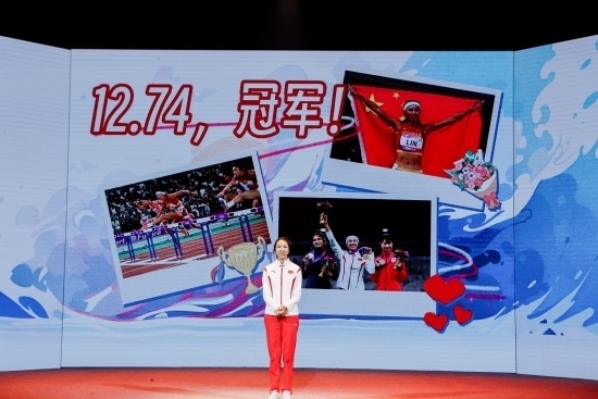 “何以中國·向海泉州”網(wǎng)絡(luò)主題活動(dòng)現(xiàn)場(chǎng)，林雨薇講述奪冠經(jīng)歷。泉州廣播電視臺(tái)供圖