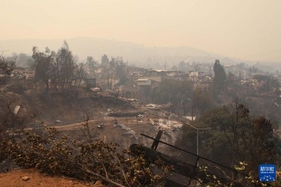 這是2月3日在智利瓦爾帕萊索大區(qū)比尼亞德爾馬市拍攝的在森林火災中燒毀的房屋。新華社發(fā)