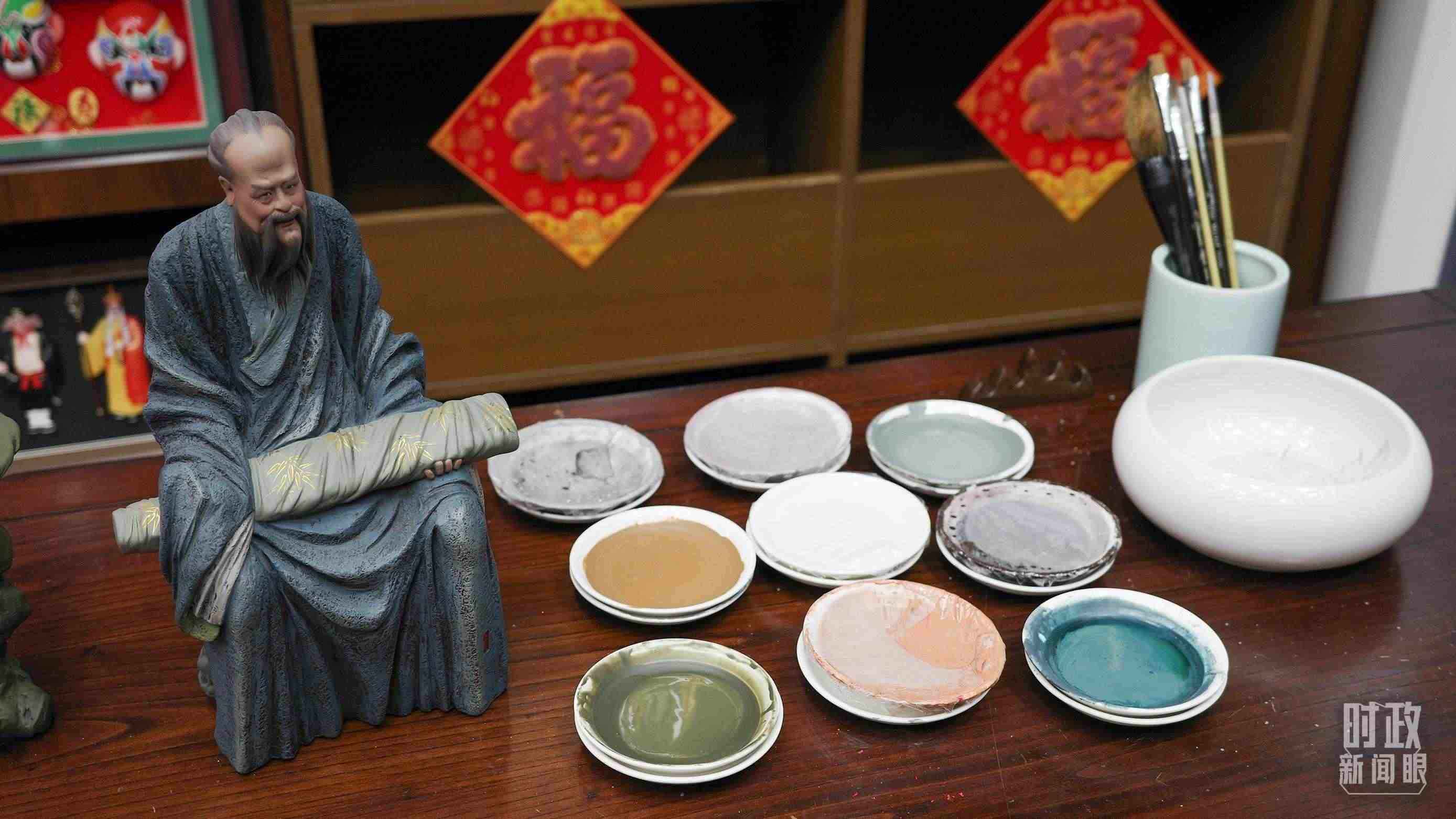 △天津古文化街，泥人張店鋪的上色顏料展示。（總臺央視記者覃思拍攝）