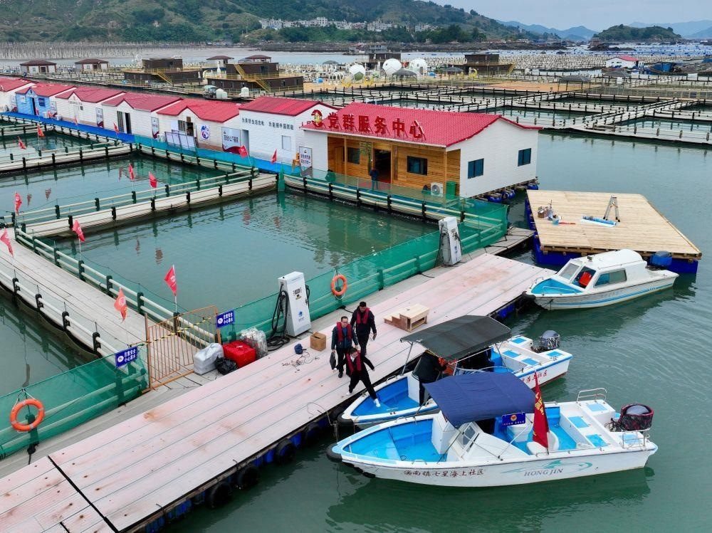 △2023年11月14日，福建寧德市霞浦縣溪南鎮(zhèn)七星海上社區(qū)的工作人員，前往轄區(qū)漁排進(jìn)行民情走訪。