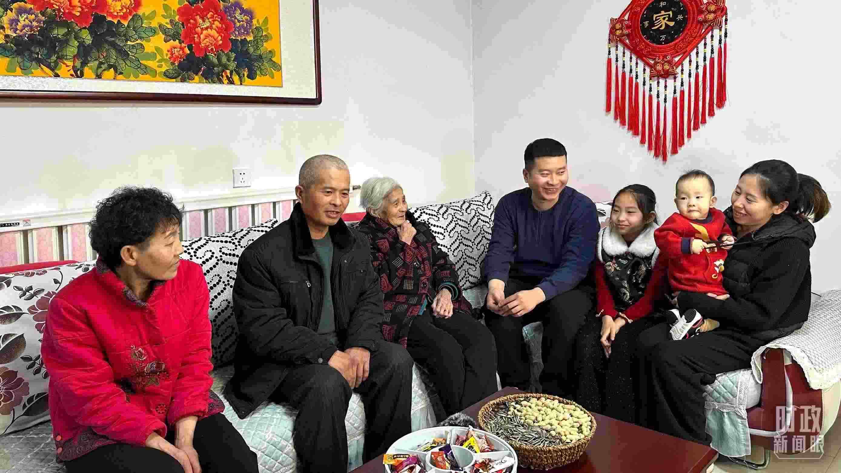 △第六埠村村民杜洪剛一家。（總臺央視記者趙化拍攝）