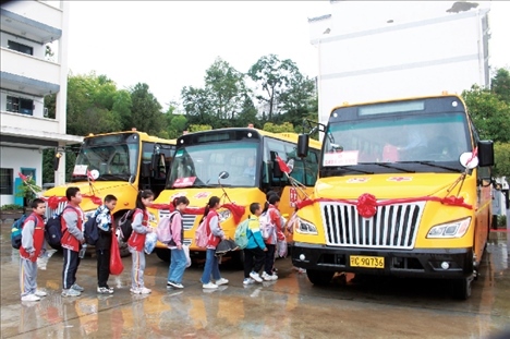 △2023年9月28日，湖北竹山縣校園直通車全域開通后，學(xué)生在有序排隊(duì)乘車。第二批主題教育開展后，竹山縣將實(shí)施農(nóng)村道路暢通工程作為為民辦實(shí)事的重要內(nèi)容。