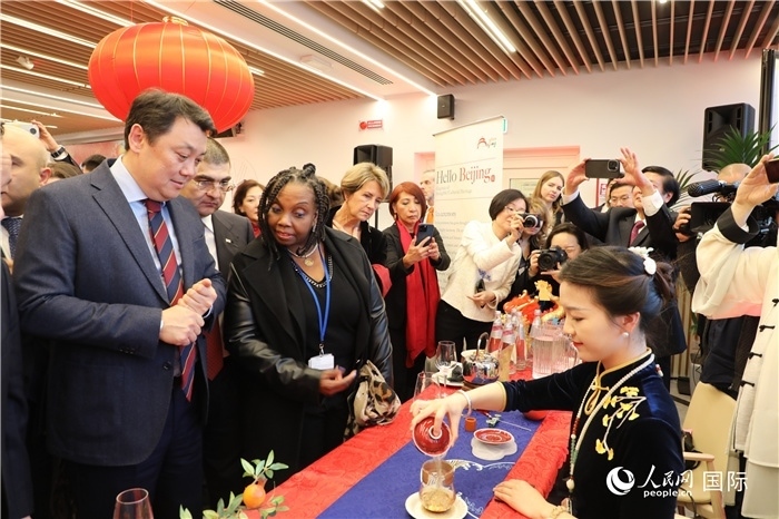 到訪嘉賓欣賞中國茶藝并品茶。 