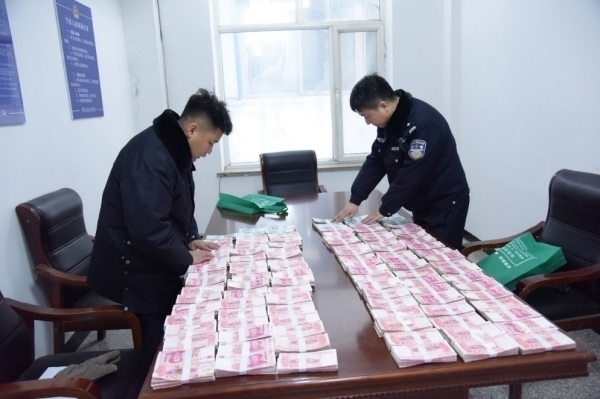 民警清點(diǎn)涉案資金。磐石市公安局供圖
